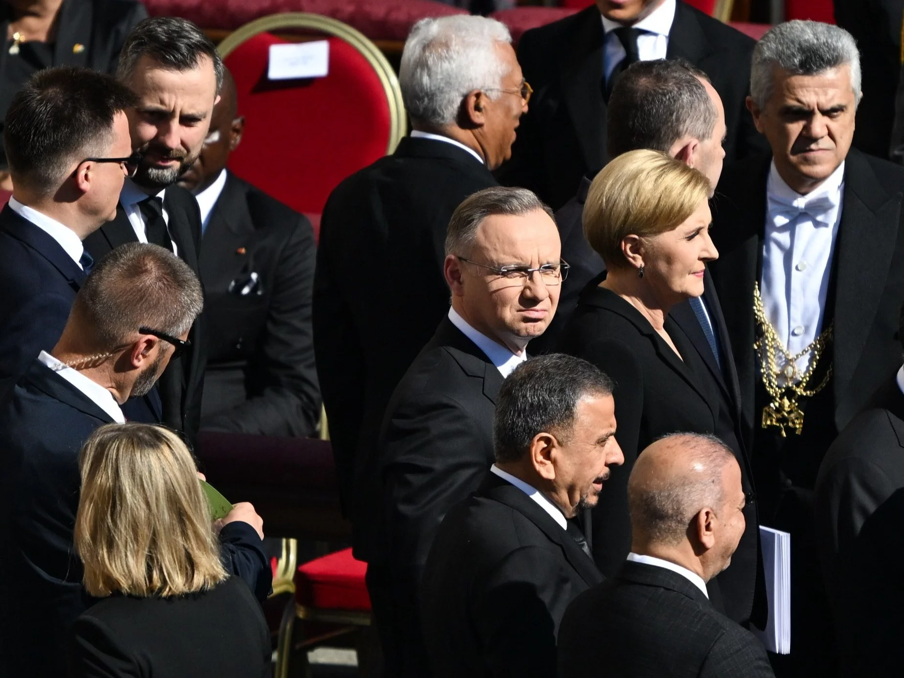 Prezydent RP Andrzej Duda i reszta polskiej delegacji przed uroczystościami pogrzebowymi papieża Franciszka na placu Świętego Piotra w Watykanie