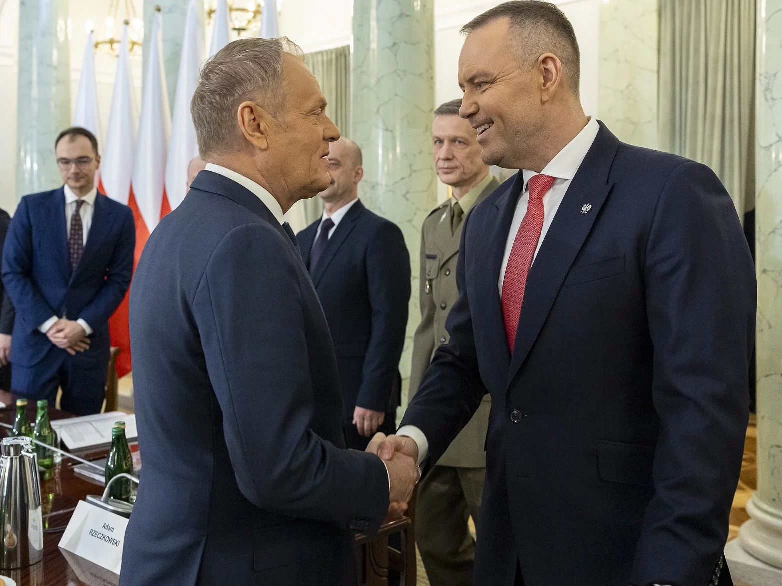 Premier Donald Tusk i prezydent Karol Nawrocki podczas posiedzenia Rady Bezpieczeństwa Narodowego