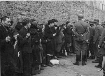 Pojmani w trakcie powstania Żydzi tuż przed wysłaniem na Umschlagplatz.