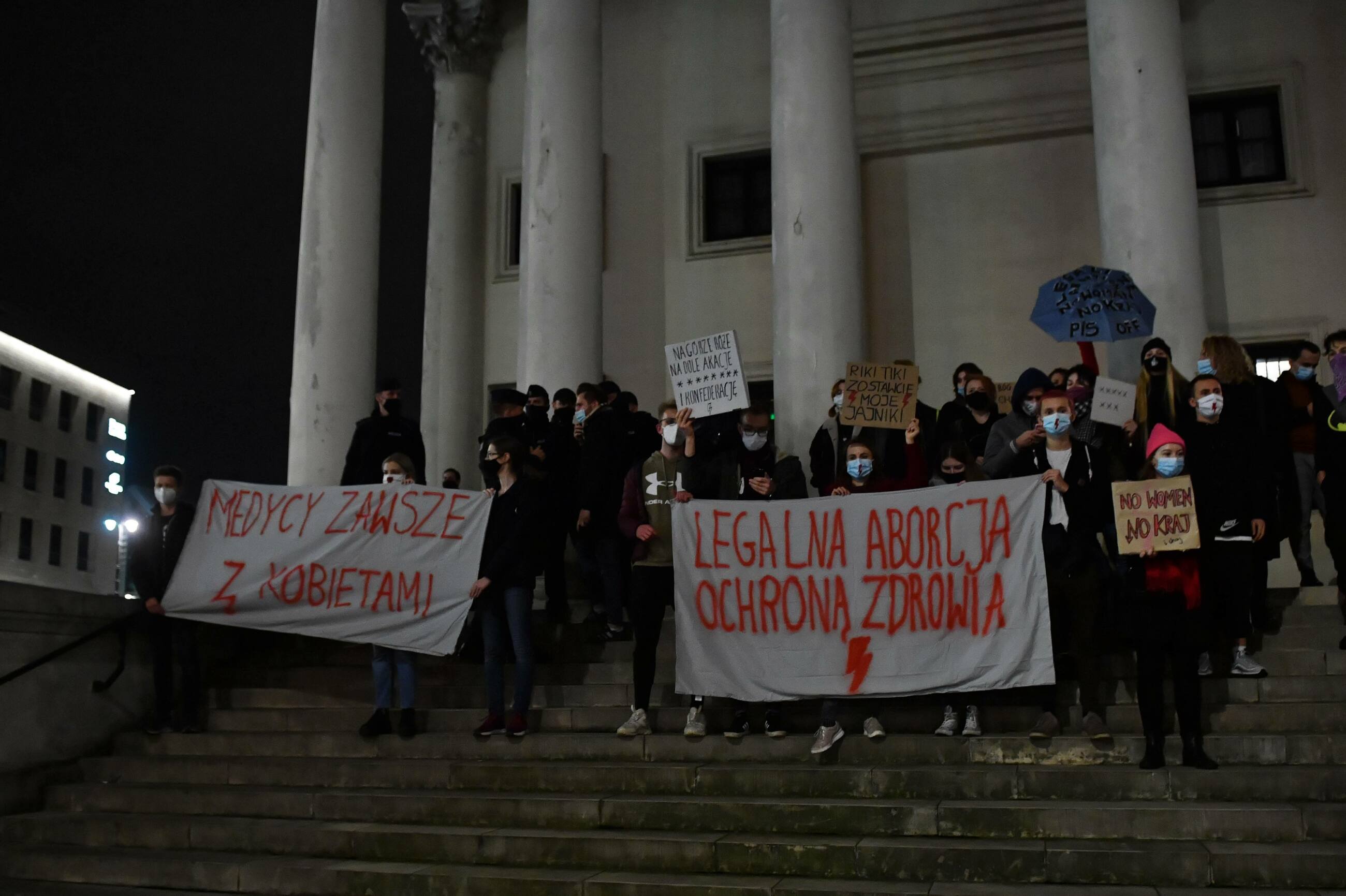 10.2020 r. Warszawa. Protest środowisk proaborcyjnych przed kościołem św. Aleksandra na pl. Trzech Krzyży w Warszawie