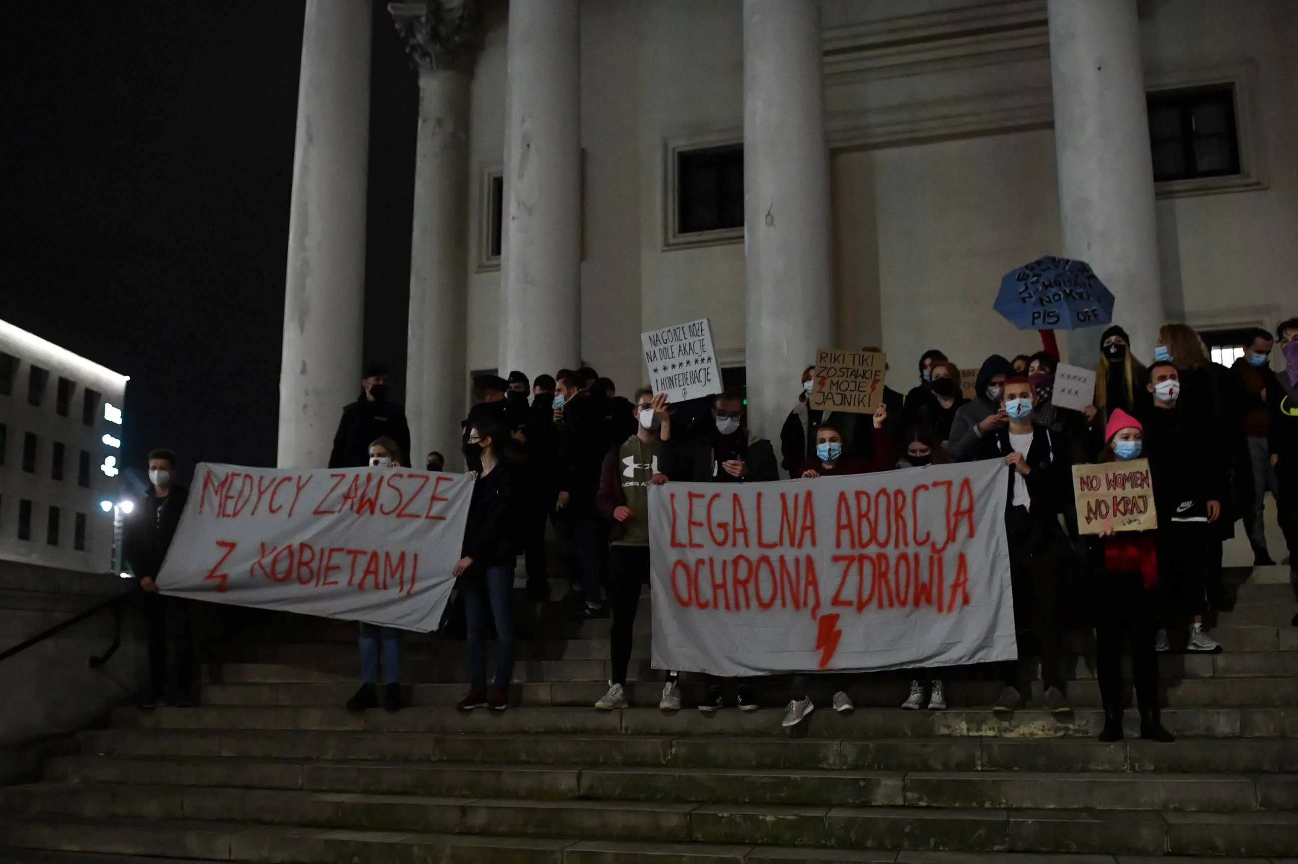 10.2020 r. Warszawa. Protest środowisk proaborcyjnych przed kościołem św. Aleksandra na pl. Trzech Krzyży w Warszawie