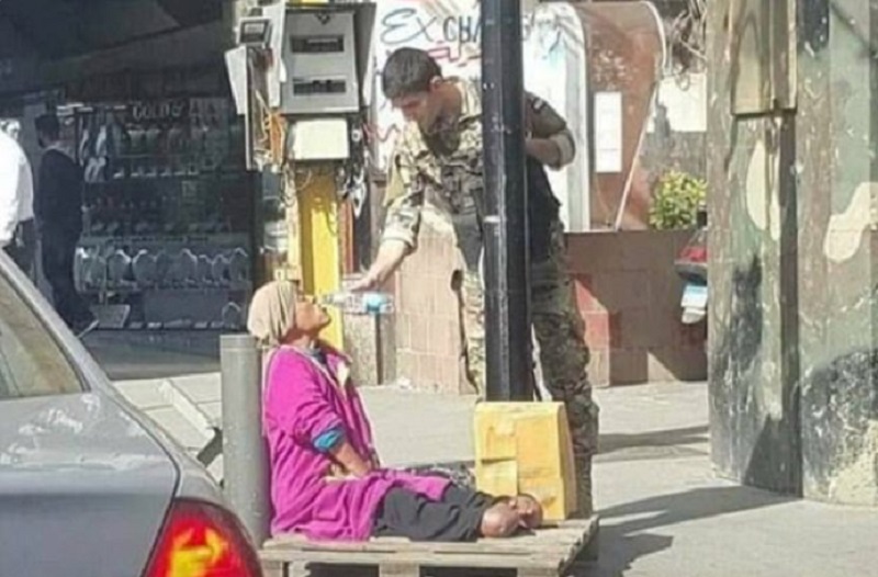 Żołnierz podaje Fatimie wodę