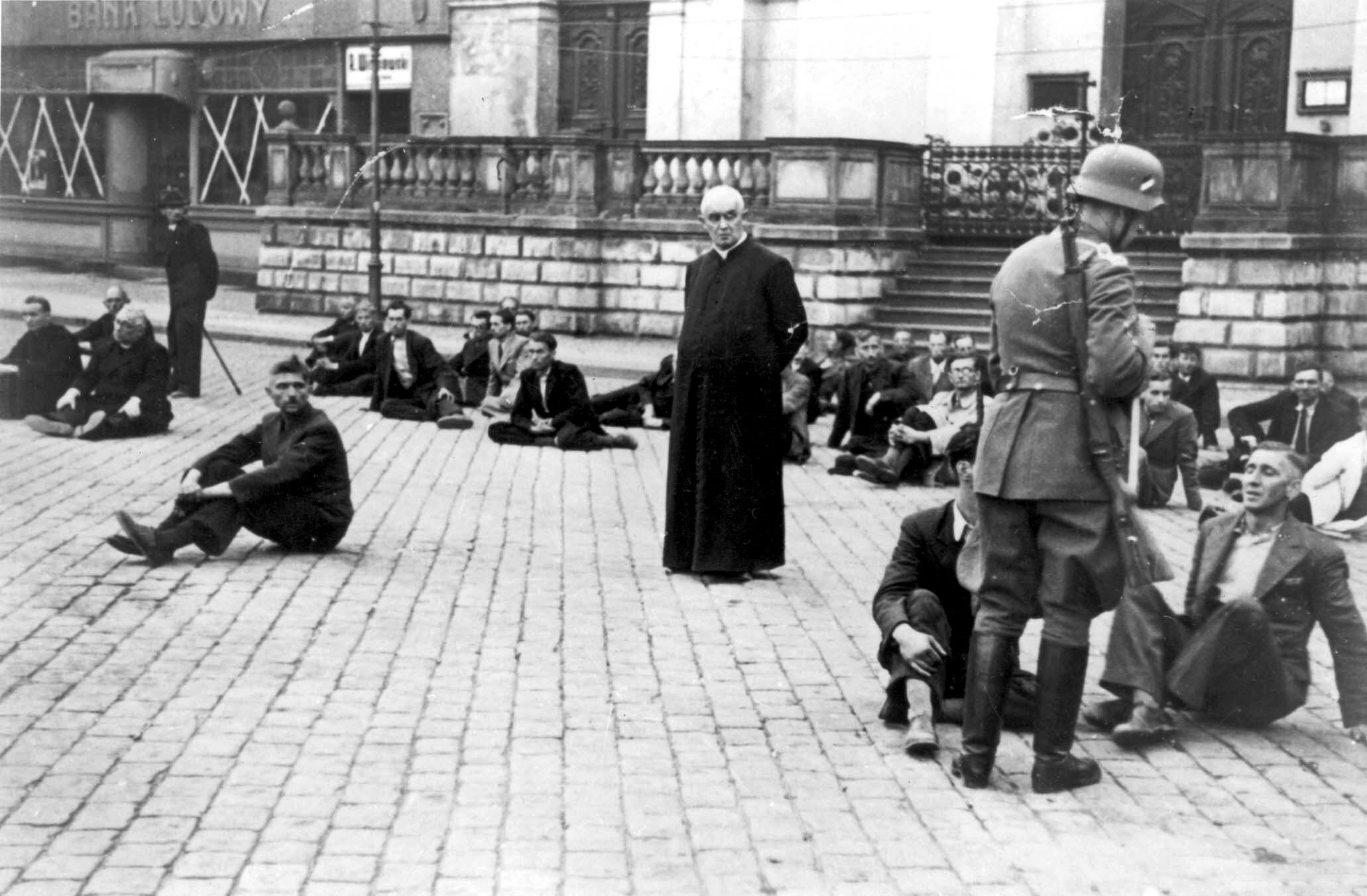 Polacy czekają na rozstrzelanie na Starym Rynku w Bydgoszczy, wrzesień 1939 r.