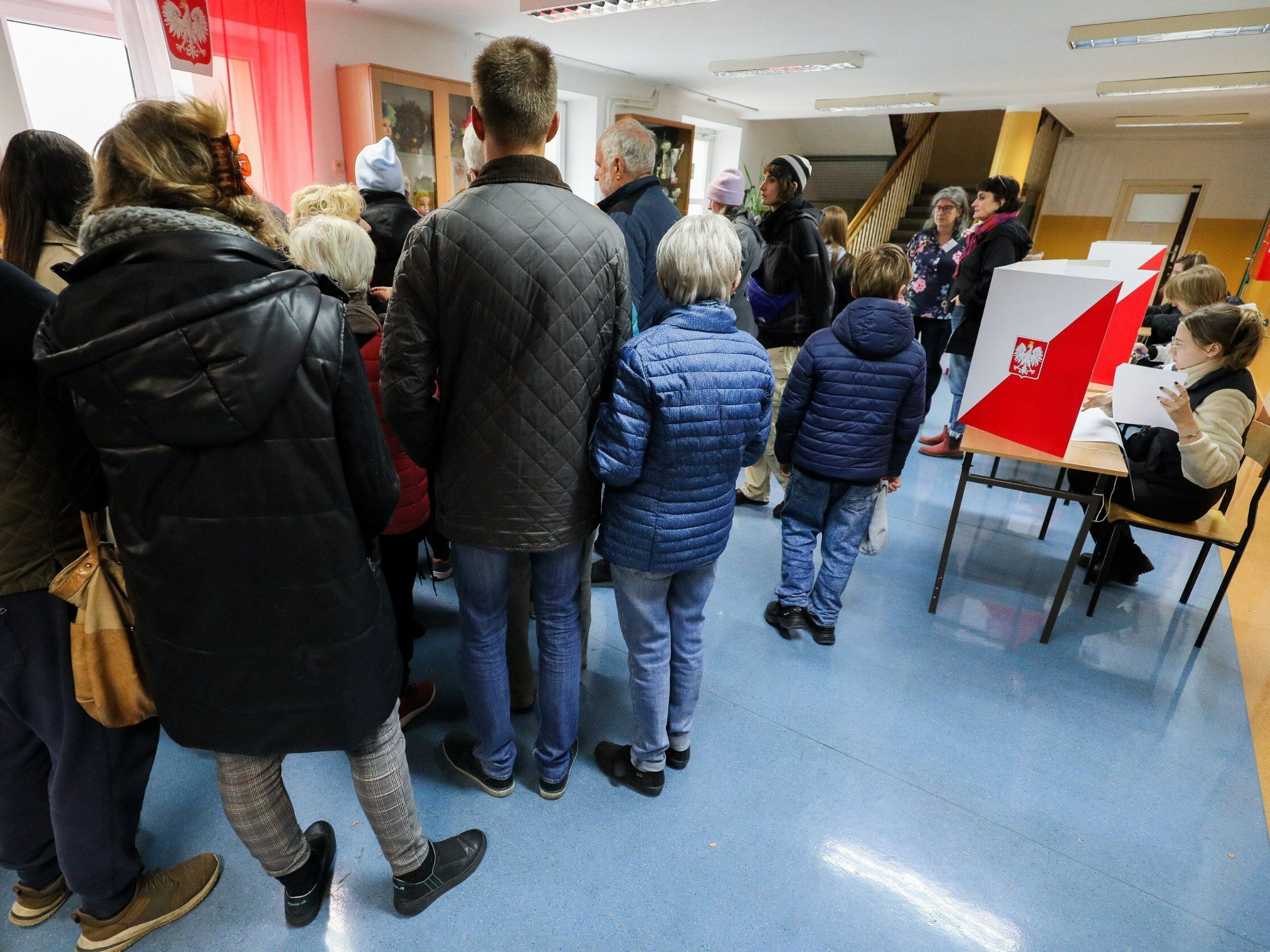 Wybory parlamentarne 2023. Kolejka wyborców oczekujących na oddanie głosu