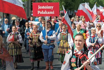 Polacy pochodem przez Wilno uczcili Dzień Polonii i Polaków za Granicą, 227. rocznicę uchwalenia Konstytucji 3 maja oraz stulecie odzyskania niepodległości przez Polskę i Litwę