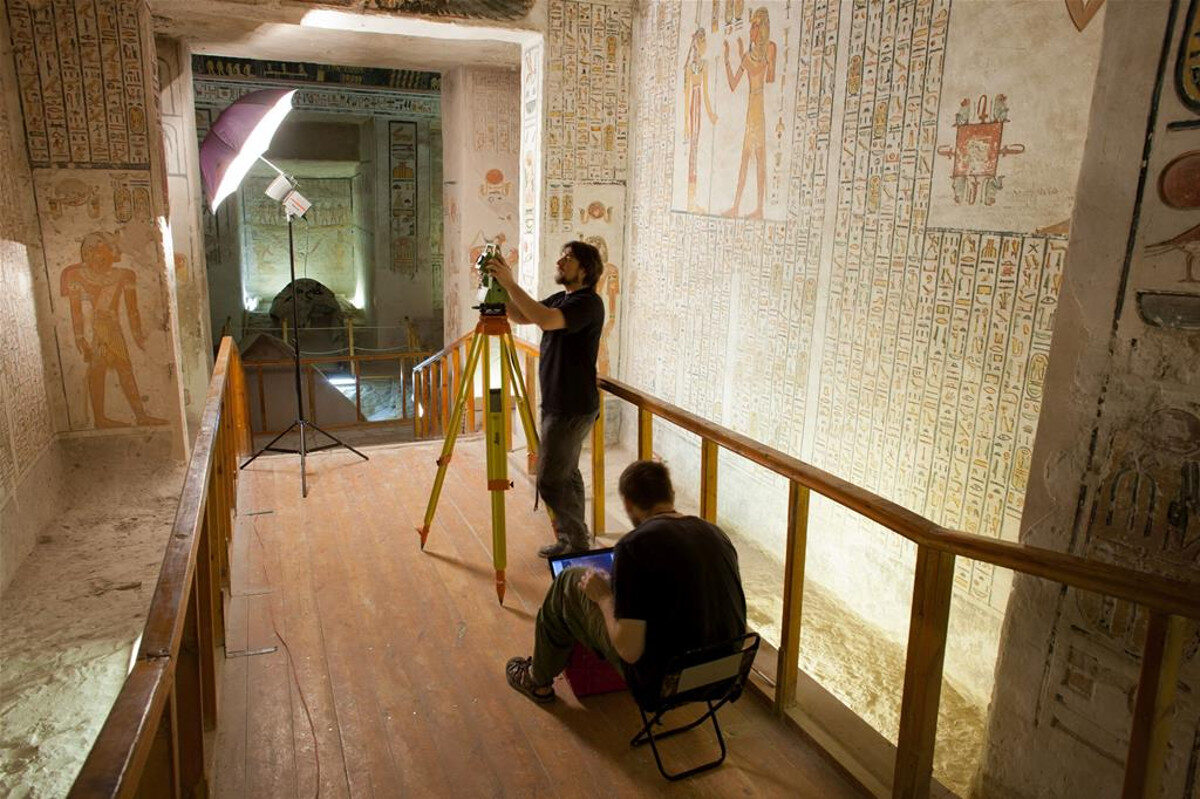 Polacy w trakcie wykonywania dokumentacji ścian grobowca Ramzesa VI