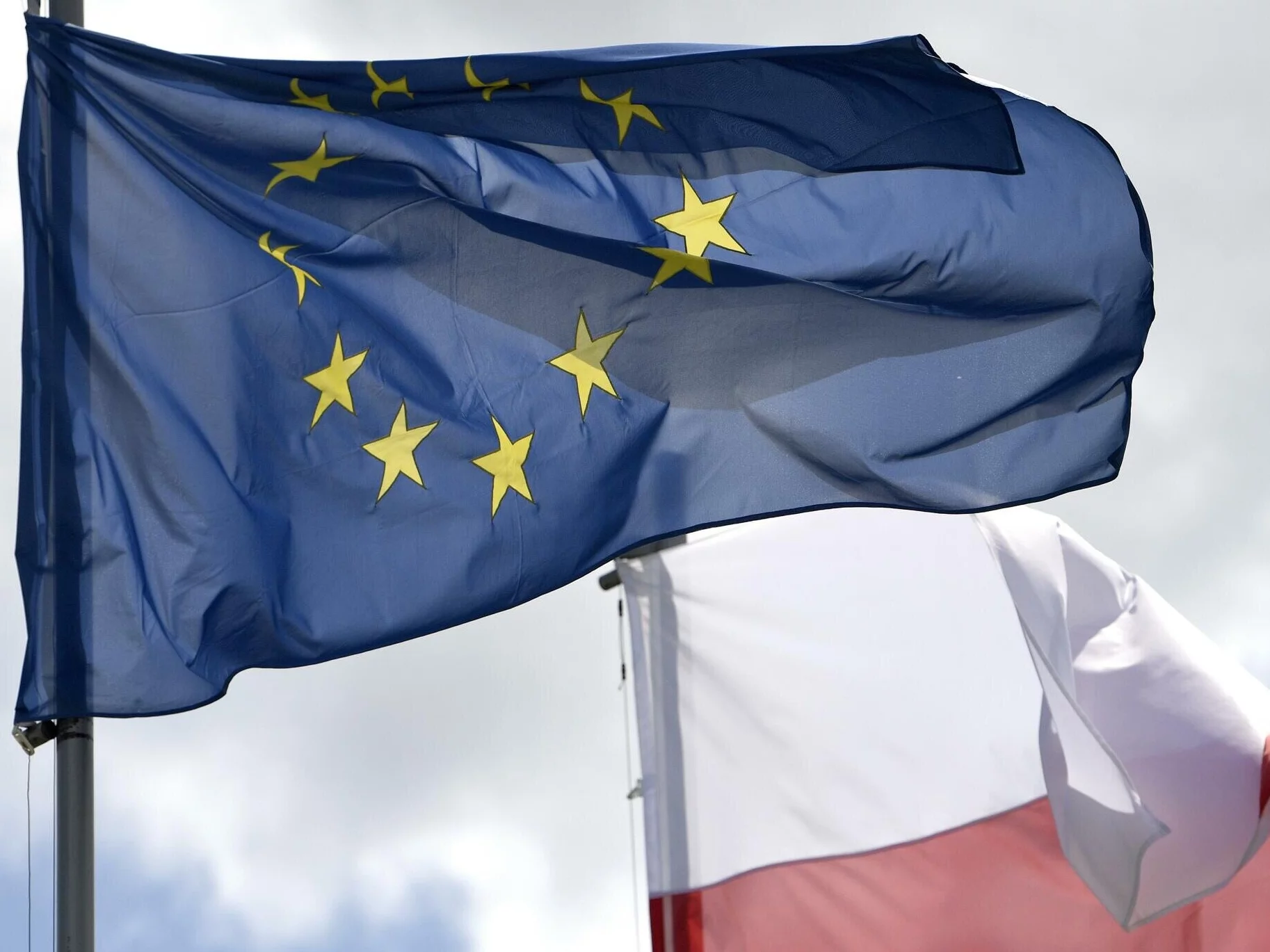 Flagi UE i Polski, zdjęcie ilustracyjne