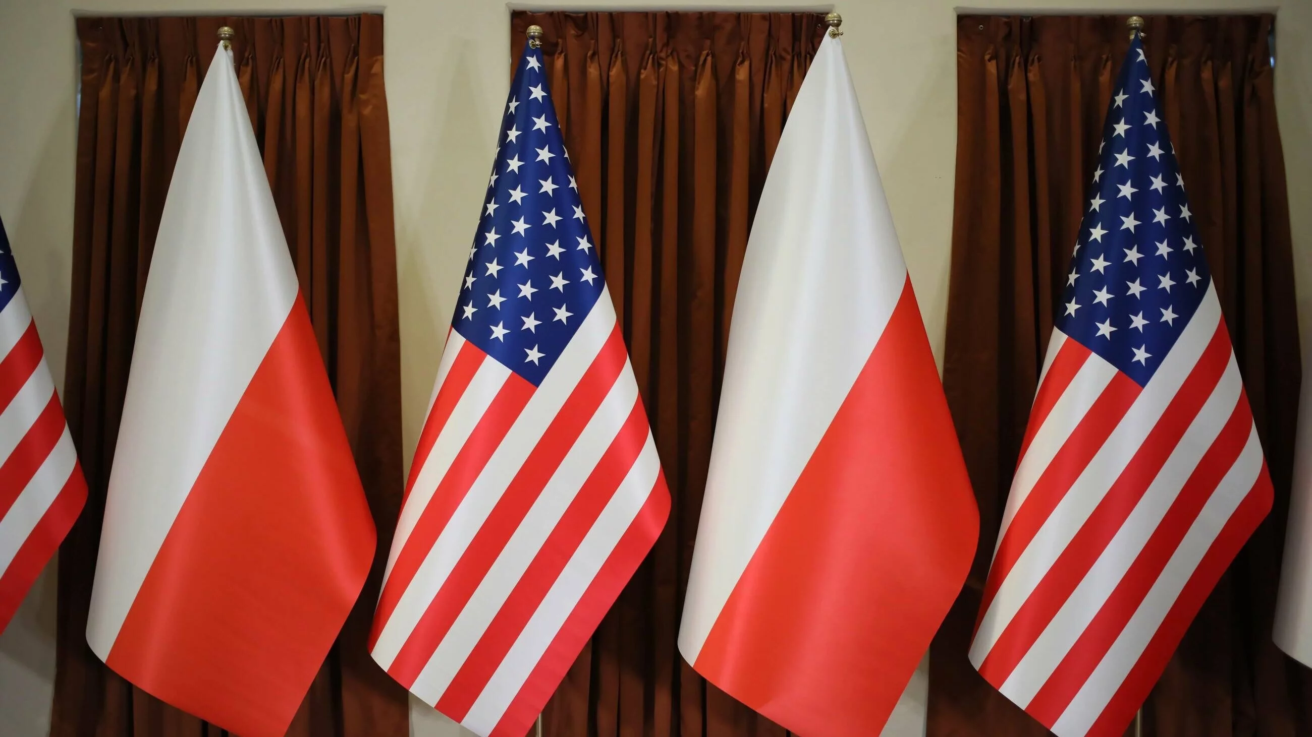 Flagi Polski i USA, zdjęcie ilustracyjne