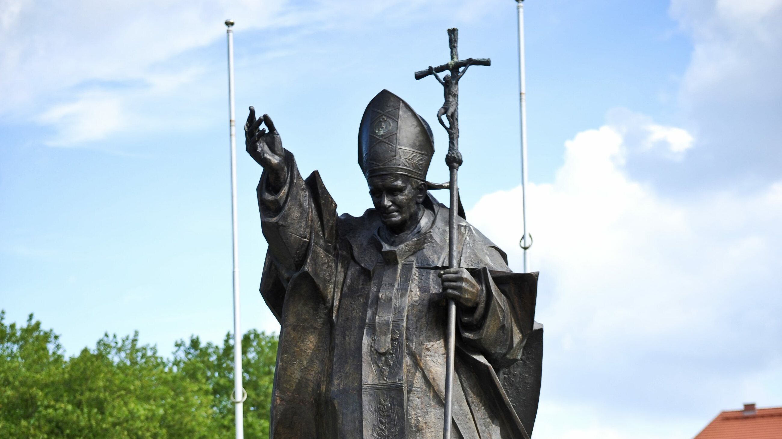 Pomnik papieża Jana Pawła II znajduje się na Jasnych Błoniach, naprzeciw Pomnika Czynu Polaków.