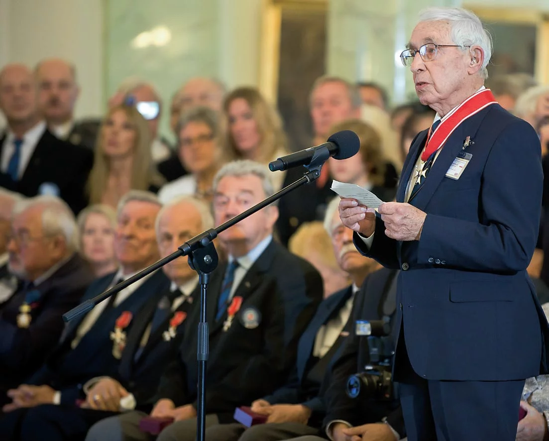 Uroczystość odznaczenia Orderami Odrodzenia Polski kombatantów i weteranów lotnictwa. Przemawia Franciszek Kornicki, sierpień 2012 r.