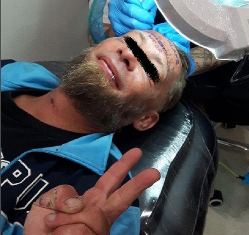 Bezdomny Polak w salonie tatuażu