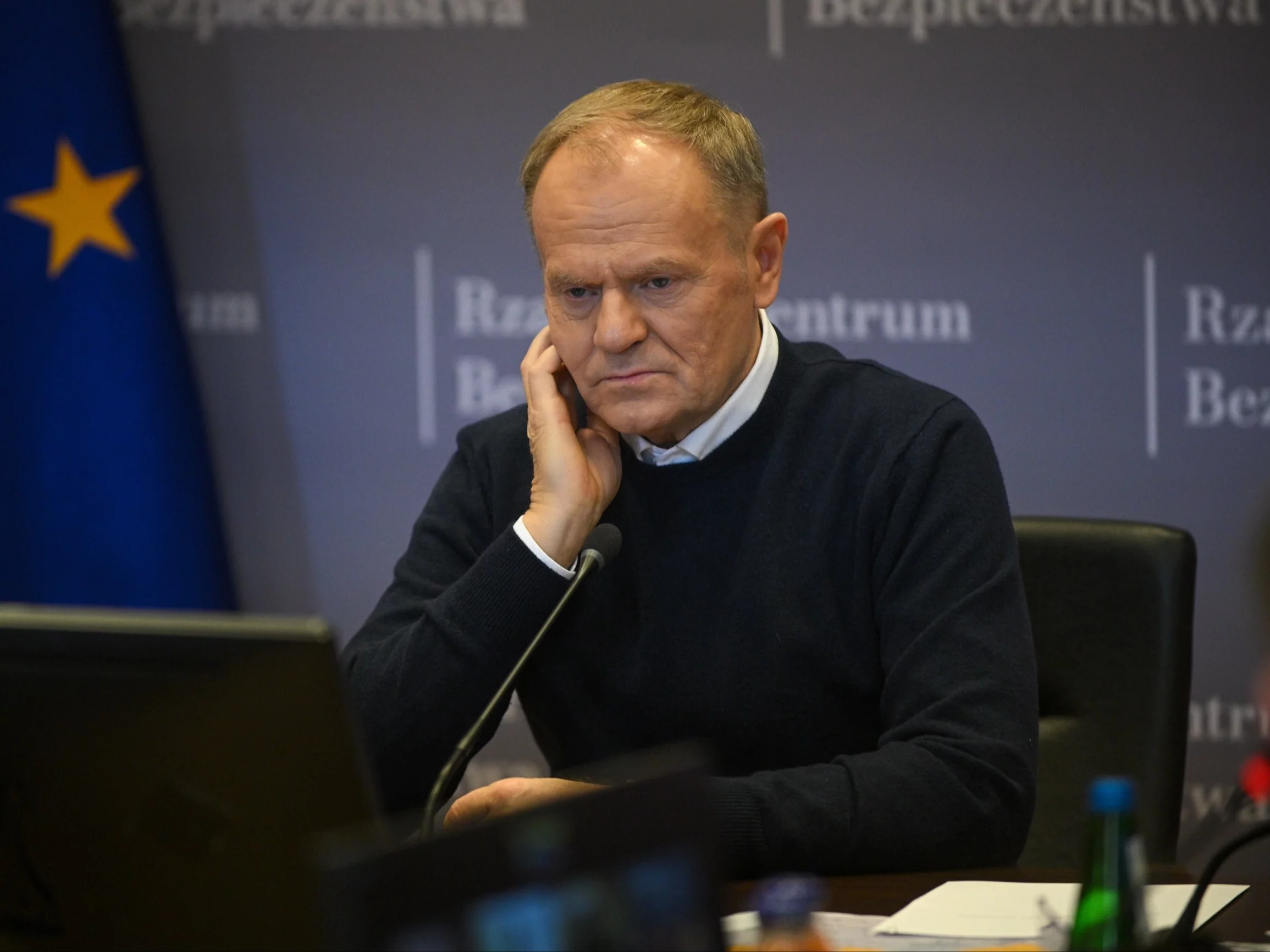 Premier Donald Tusk podczas posiedzenia sztabu kryzysowego w siedzibie KPRM