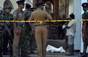 Policja i wojsko na miejscu zamachów na Sri Lance