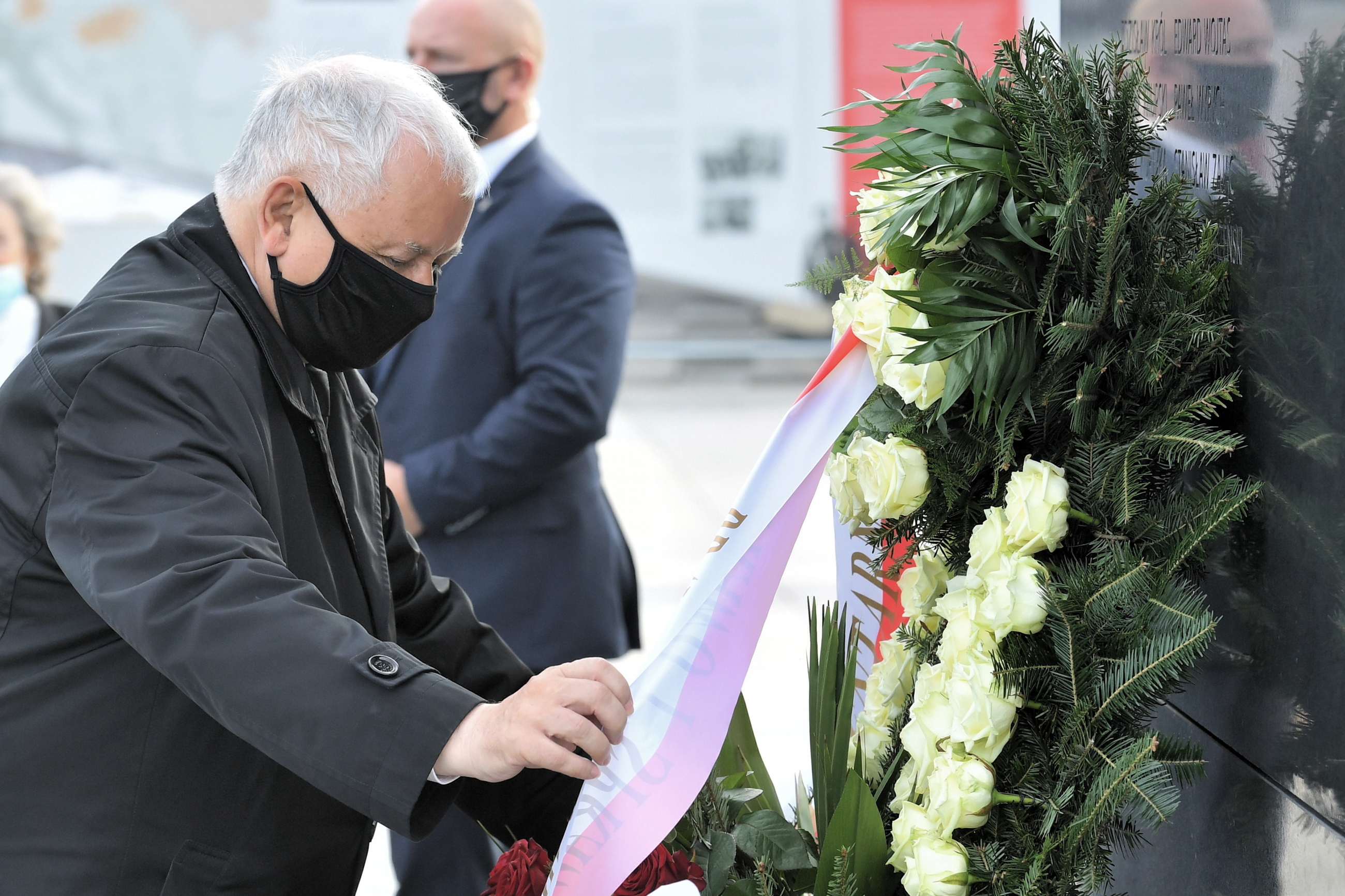 Prezes PiS Jarosław Kaczyński składa wieniec pod pomnikiem Lecha Kaczyńskiego na pl. Piłsudskiego w Warszawie