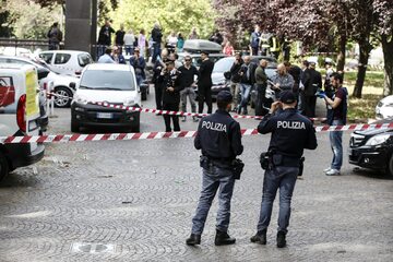 Policja na miejscu wybuchu przed urzędem pocztowym w Rzymie