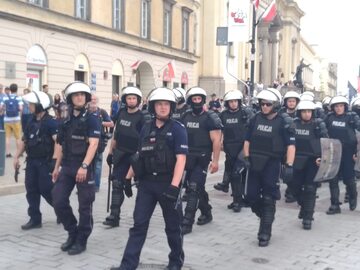Policja ochraniająca marsz Szturmowców w Warszawie z okazji 1 maja