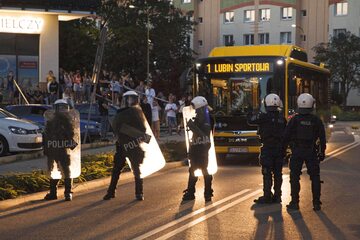 Policja podczas protestu przed Komendą Powiatową Policji na ul. Traugutta w Lubinie