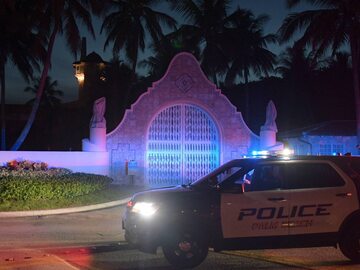 Policja przed domem Donalda Trumpa w Mar-a-Lago w Palm Beach.