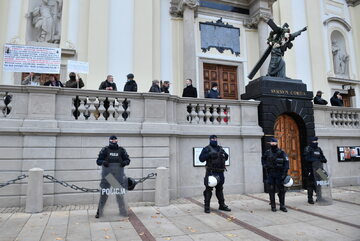 Policja przed kościołem św. Krzyża na Krakowskim Przedmieściu w Warszawie