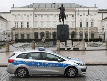 Policja przed Pałacem Prezydenckim w Warszawie
