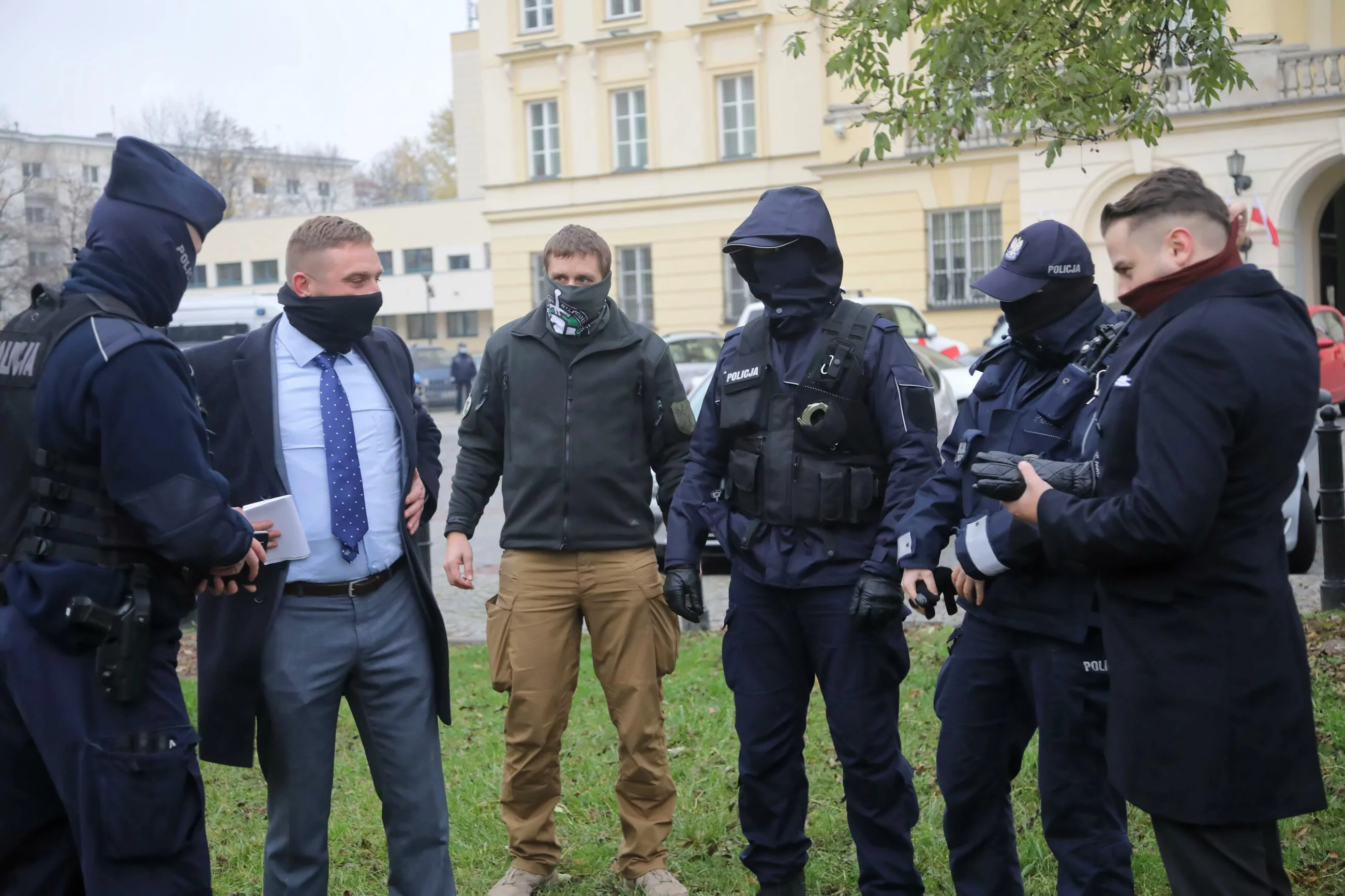 Przedstawiciele Stowarzyszenia Marsz Niepodległości: Robert Bąkiewicz (2L) i Damian Kita (P) podczas konferencji prasowej przed Komendą Stołeczną Policji w Warszawie.