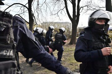 Policja w trakcie zatrzymywania uczestnika protestu z udziałem m.in Obywateli RP i Strajku Przedsiębiorców w okolicy pl. Piłsudskiego w Warszawie.