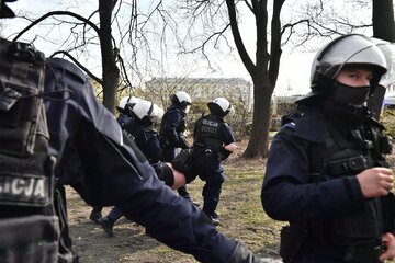 Policja w trakcie zatrzymywania uczestnika protestu z udziałem m.in Obywateli RP i Strajku Przedsiębiorców w okolicy pl. Piłsudskiego w Warszawie.