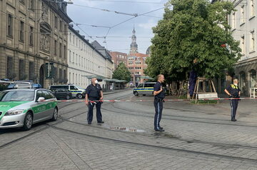Policja zabezpiecza miejsce zdarzenia po ataku somalijskiego nożownika w centrum Würzburga. 25 czerwca 2021 r.