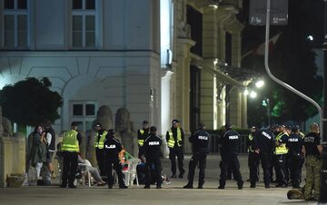 Policja zabezpiecza okolice Pałacu Prezydenckiego przed rozpoczęciem obchodów miesięcznicy smoleńskiej, w nocy z 9 na 10 lipca