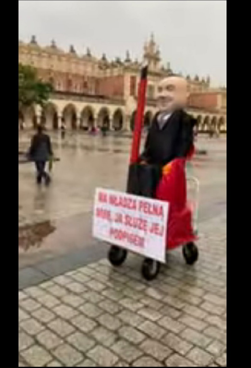 Do incydentu z kukłą doszło podczas spotkania prezydenta Andrzeja Dudy z wyborcami w Krakowie.