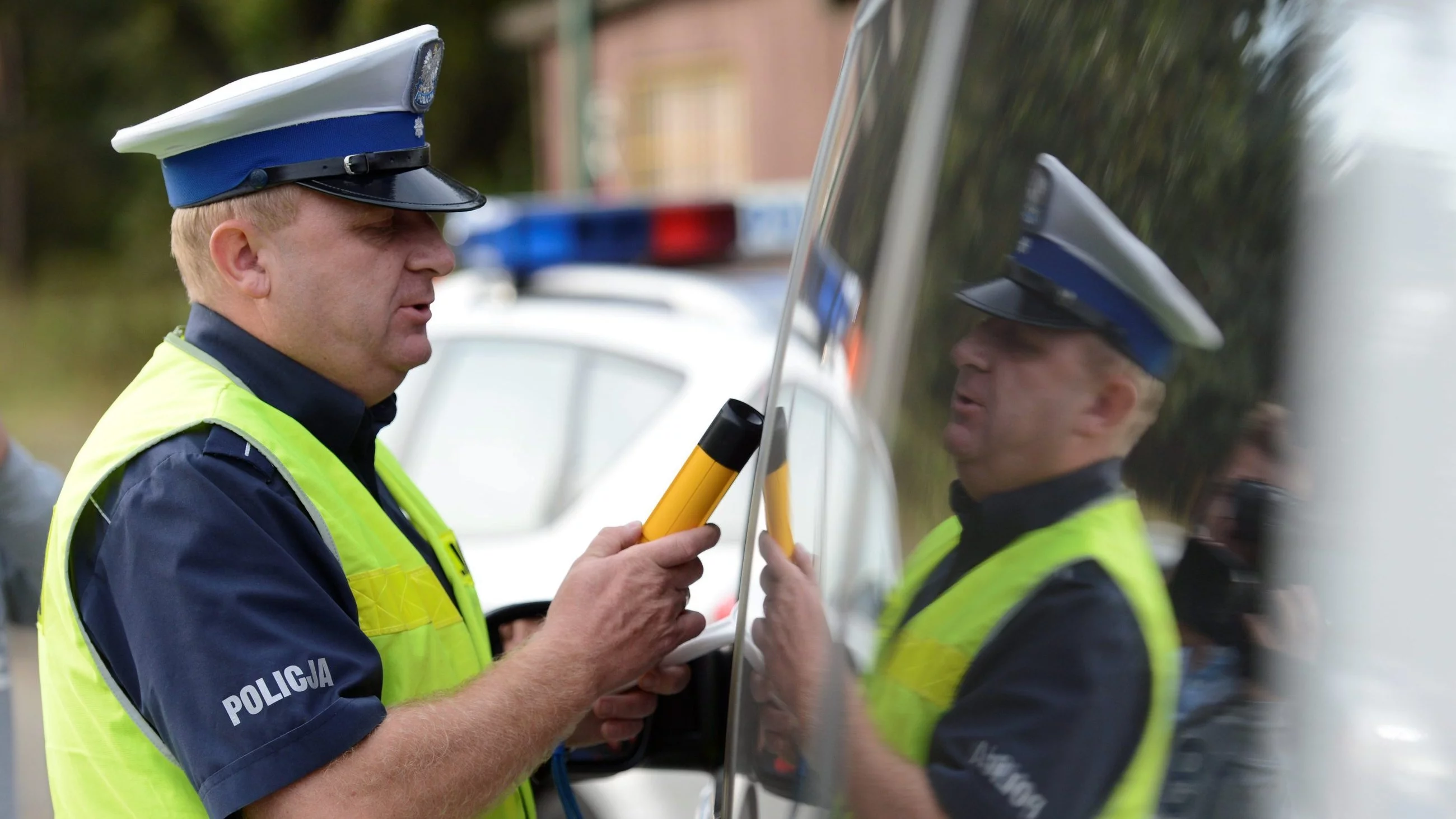 Policjant podczas badania alkomatem