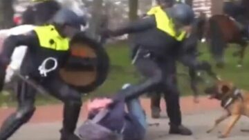 Policjanci bije ludzi w trakcie protestu przeciwko restrykcjom i covidowej segregacji. Amsterdam 02.01.2022 r.