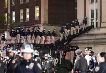 Policjanci używają rampy na pojeździe opancerzonym, aby wejść do Hamilton Hall na Uniwersytecie Columbia w Nowym Jorku