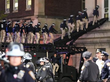 Policjanci używają rampy na pojeździe opancerzonym, aby wejść do Hamilton Hall na Uniwersytecie Columbia w Nowym Jorku