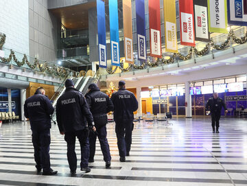 Policjanci w budynku TVP przy ulicy Woronicza w Warszawie