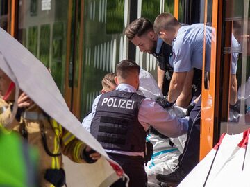 Policjanci zatrzymują sprawcę ataku w pociągu regionalnym w Herzogenrath, niedaleko Akwizgranu, Niemcy, 13 maja 2022 roku.