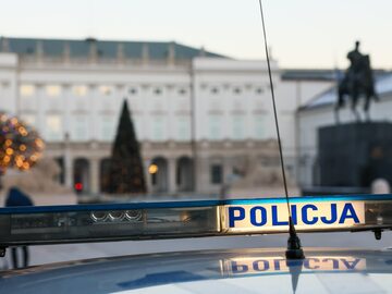 Policyjny radiowóz przed Pałacem Przezydenckim w Warszawie