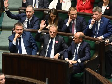 Politycy Koalicji Obywatelskiej w Sejmie. W pierwszym rzędzie Donald Tusk