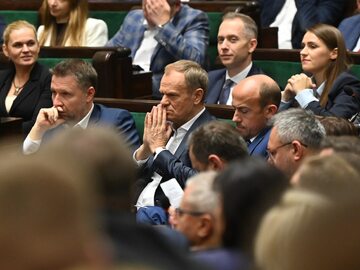 Politycy Koalicji Obywatelskiej w Sejmie. W środku Donald Tusk