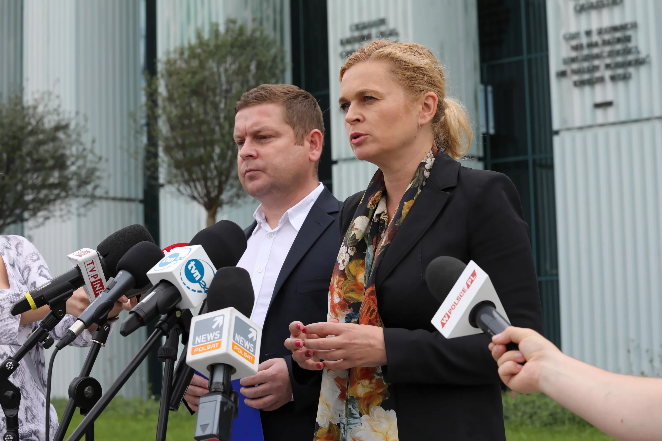 osłanka KO Barbara Nowacka i adwokat Grzegorz Wójtowicz