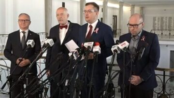 Politycy Konfederacji: Włodzimierz Skalik, poseł Janusz Korwin-Mikke, poseł Robert Winnicki i redaktor Marcin Rola