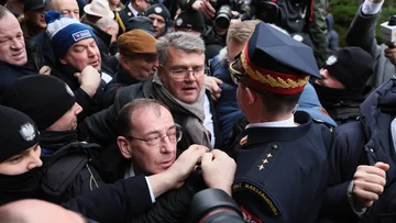 Politycy PiS Maciej Wąsik (C góra) i Mariusz Kamiński (C dół) przed Sejmem w Warszawie