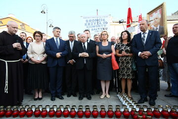 Politycy PiS modlą się za ofiary katastrofy smoleńskiej