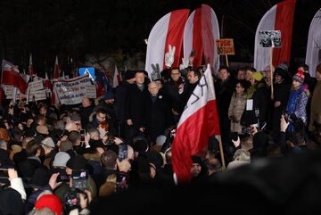 Politycy PiS podczas "Protestu wolnych Polaków" przed Sejmem