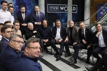 Politycy PiS w budynku TVP przy ul. Woronicza w Warszawie