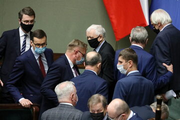 Politycy PiS w Sejmie. M.in. Mateusz Morawiecki, Jarosław Kaczyński i Piotr Mueller