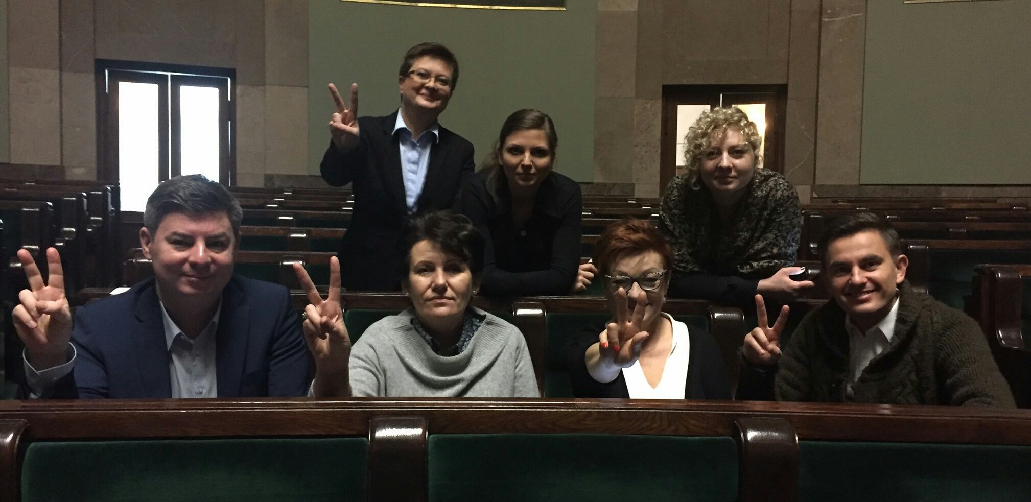 Posłowie protestujący na sali plenarnnej Sejmu