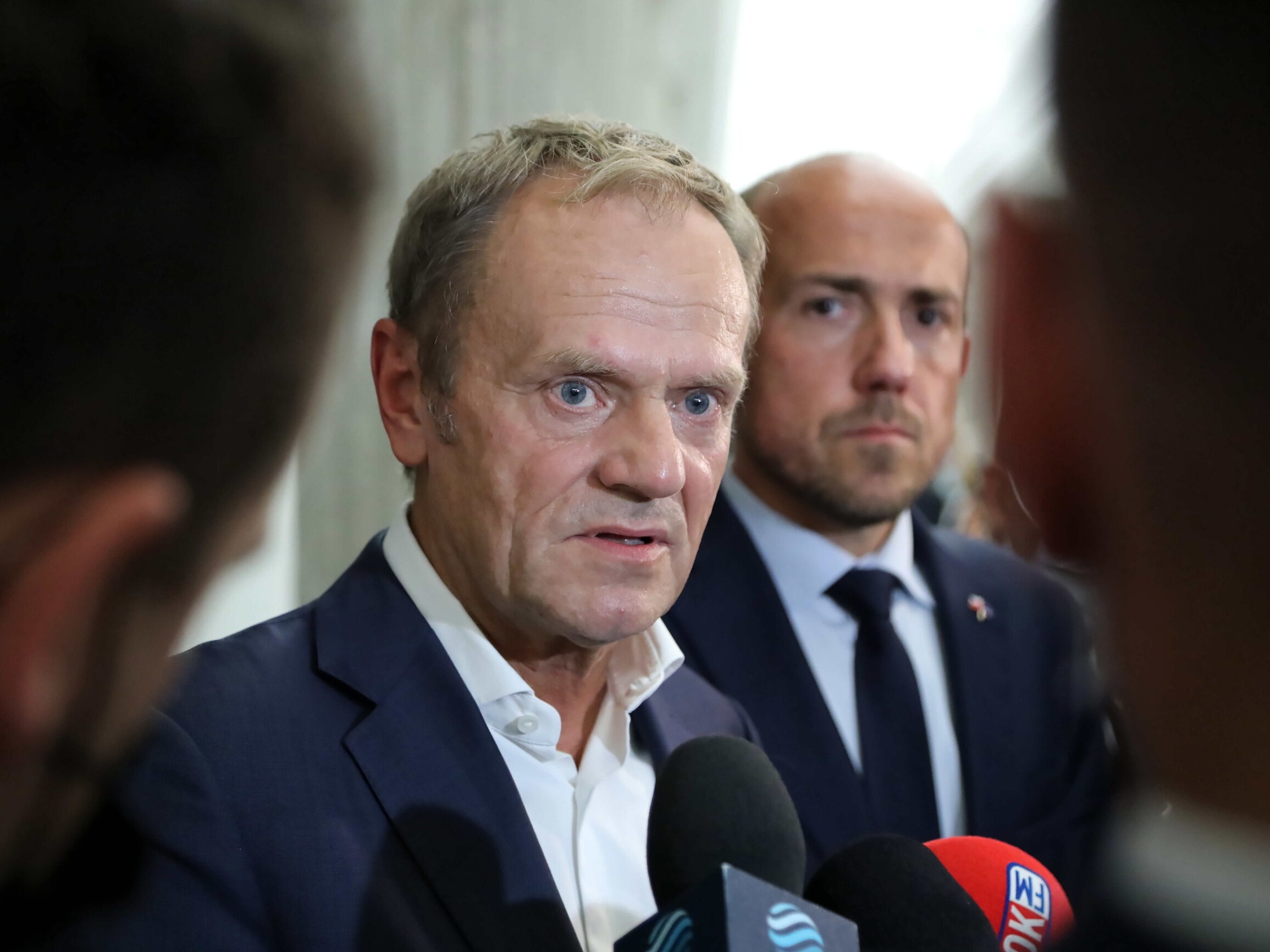 Lider Platformy Obywatelskiej Donald Tusk i wiceprzewodniczący PO Borys Budka podczas wypowiedzi dla mediów w Sejmie
