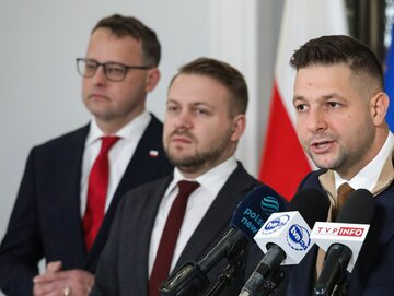 Politycy Suwerennej Polski, posłowie PiS Marcin Romanowski, Jacek Ozdoba  i europoseł Patryk Jaki