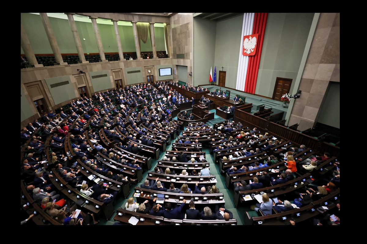 Posłowie na sali obrad Sejmu